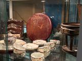 une vitrine en verre contenant de nombreux types de vaisselle en porcelaine