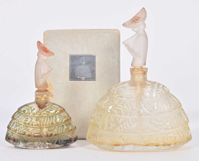 deux figurines en verre posées à côté d'un livre