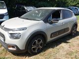 une voiture garée dans l'herbe, près d'autres voitures