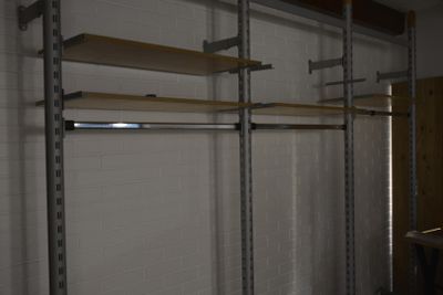 . Lot d'étagère bois à crémaillère métal, en l'état