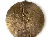 une médaille d'or sur laquelle figure une femme tenant un panier