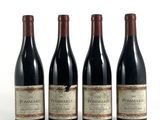 trois bouteilles de vin sont alignées sur une surface blanche