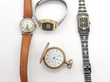 Deux montres et une montre-bracelet sont posées sur une surface blanche