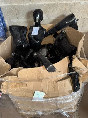 une boîte en carton remplie d'objets hétéroclites dans une pièce