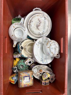 une boîte rouge remplie de nombreux plats et tasses