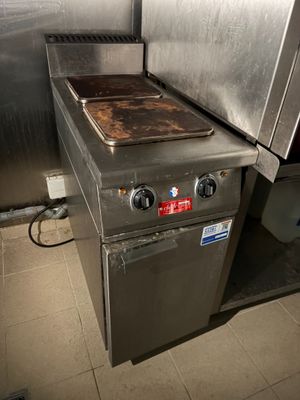une cuisinière qui se trouve au milieu d'une cuisine