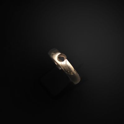 un gros plan d'une bague éclairée par une source lumineuse