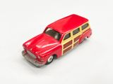 une petite voiture rouge et jaune posée sur un fond blanc