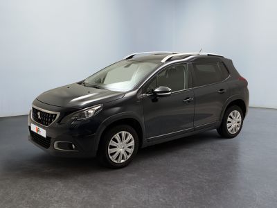 la petite voiture noire est garée dans une grande pièce
