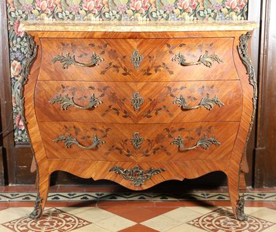 une commode en bois dans une pièce avec du papier peint à motifs floraux