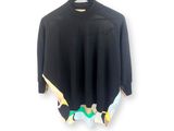 un pull noir orné d'un motif multicolore, suspendu à un cintre