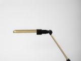 une image représentant une lampe de bureau noire et dorée sur fond blanc