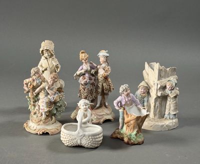 cinq figurines représentant des personnes assises sur une table