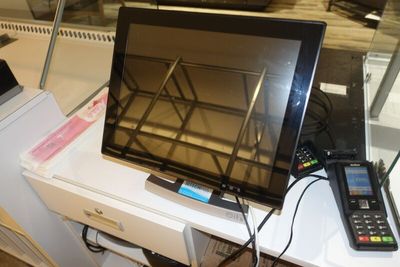 un téléviseur et une télécommande posés sur un bureau