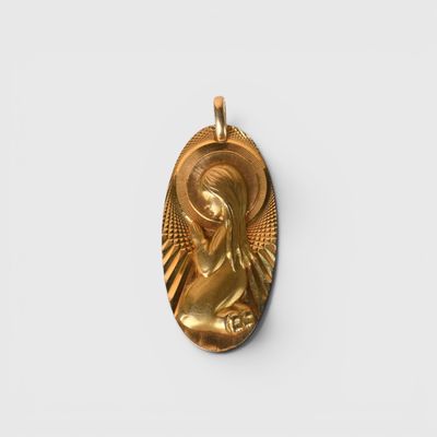 un pendentif en or représentant une femme tenant un bébé dans ses bras