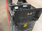 un chariot élévateur équipé d'une boîte à outils dans un entrepôt