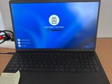 un ordinateur portable posé sur un bureau, avec son étiquette de prix