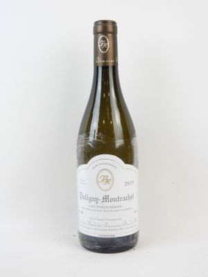 une bouteille de vin posée sur une table
