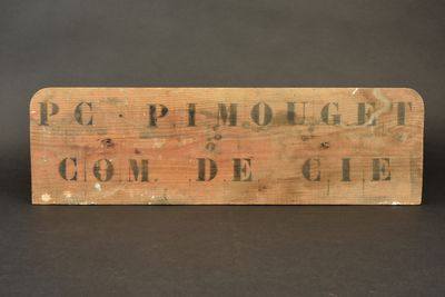 an old wooden sign with the words pemoguet comme de cle written on it