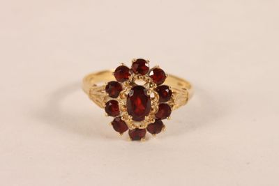 Bague Pompadour en or jaune 750 ‰ sertie de grenats de forme… - Photo 1