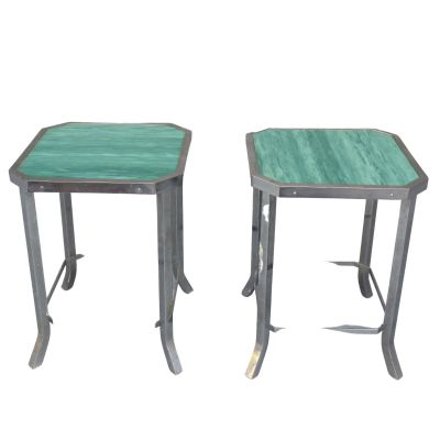 paire de tables d'appoint vintage en métal et bois, avec des plateaux verts