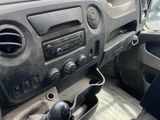un tableau de bord sale d'une voiture équipée d'un système de commande au volant