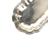 un plateau d'argent posé sur une table