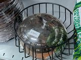 de nombreuses assiettes et bols sur l'étagère du magasin