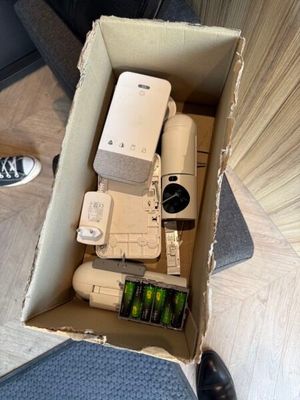 une boîte remplie d'appareils électroniques et une paire de chaussures