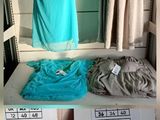 trois robes exposées dans un magasin, avec leurs étiquettes de prix