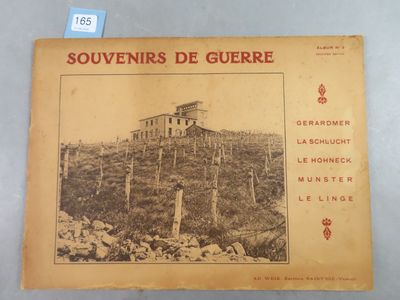 un vieux livre sur la couverture duquel figure l'image d'un bâtiment au sommet d'une colline