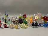 de nombreuses figurines en verre alignées les unes à côté des autres