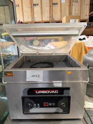 une machine posée sur une table dans une pièce