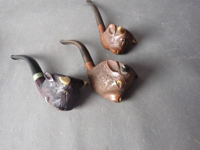 trois porte-tubes posés sur une table