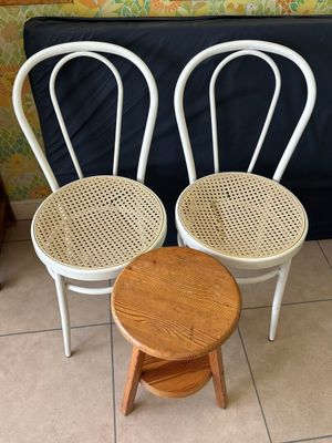 deux chaises et une table dans une pièce