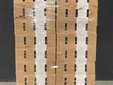 une pile de cartons posés sur une palette dans un entrepôt