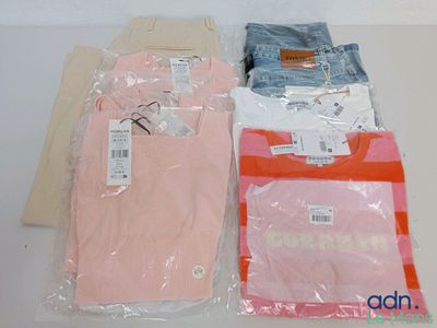 une pile de vêtements posée sur une table