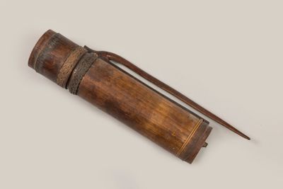 un vieux tube en bois muni d'une poignée en bois et d'une poignée en bois