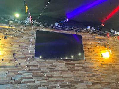 un téléviseur accroché au mur d'un restaurant