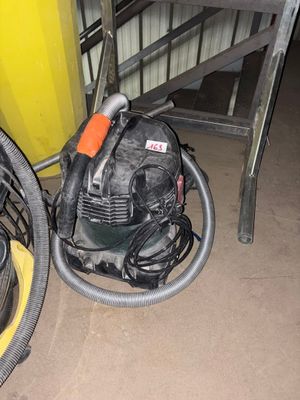 un petit ventilateur posé à côté d'un vélo dans un garage