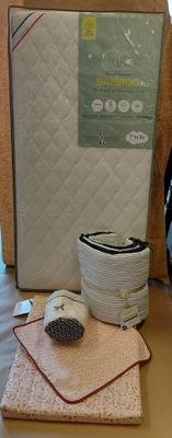 des cartons contenant des matelas et d'autres objets posés sur une table dans une pièce