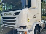 un camion blanc garé à côté d'une voiture