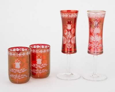 trois verres à vin posés l'un à côté de l'autre sur une table