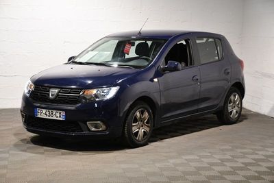 la photo d'une petite voiture bleue garée dans un garage