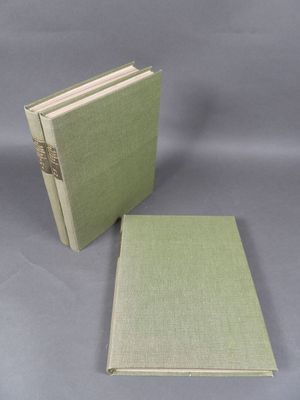 deux livres verts posés l'un à côté de l'autre sur une surface grise