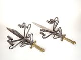 paire de crochets muraux anciens en métal, accompagnés d'un couteau et d'un porte-couteau