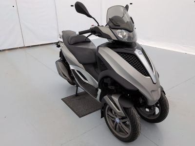 un scooter garé dans une pièce