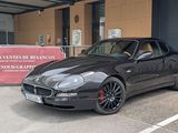 une voiture de sport noire garée devant un immeuble