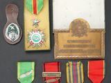 de nombreuses médailles et des médailles exposées sur une table