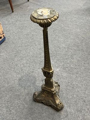 une petite table sur laquelle se trouve une horloge